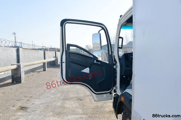 Sinotruk HOWO Hanjiang 150hp 4X2(6 wheels) 4.1m refrigerated truck Cab (1) | 86Trucks