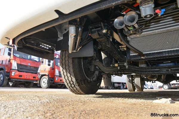Sinotruk HOWO Hanjiang 150hp 4X2(6 wheels) 4.1m refrigerated truck Chassis (2) | 86Trucks