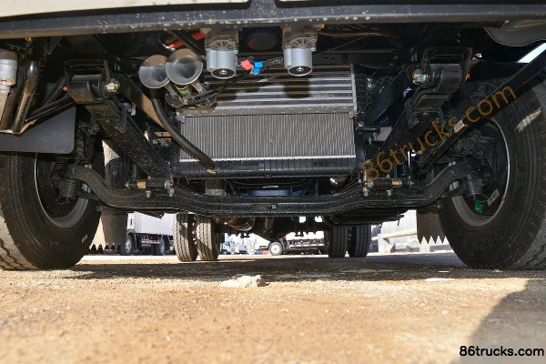 Sinotruk HOWO Hanjiang 150hp 4X2(6 wheels) 4.1m refrigerated truck Chassis (1) | 86Trucks
