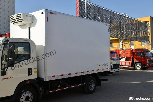 Sinotruk HOWO Hanjiang 150hp 4X2(6 wheels) 4.1m refrigerated truck Body (3) | 86Trucks