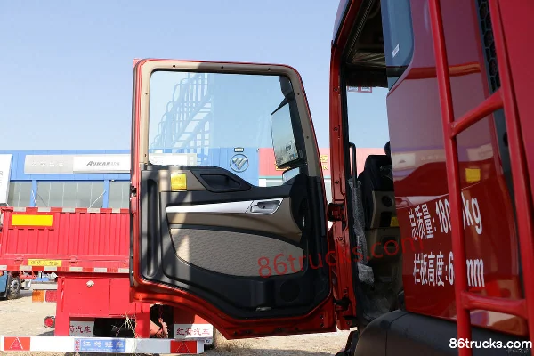 Sinotruk HOWO TX Cold Region Edition 250 hp 4X2(6 wheels) 6.8m AMT automatic row-eliminating stake truck (China VI) Cab (1) | 86Trucks