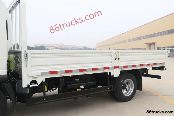 Dayun New Aopuli 129 hp 4X2(6 wheels) 4.05 m Single Row Flatbed Light Truck Body (1) | 86Trucks