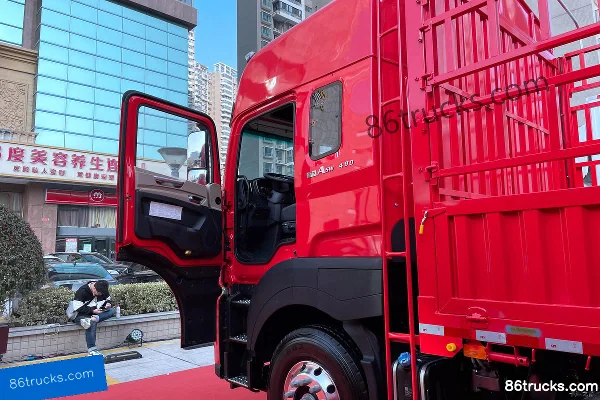 JAC Gallop A5W Heavy Truck Flagship Edition 490hp 8X4(12 wheels) 9.4m AMT Automatic Gearbox Stake Truck (China VI) Cab (1) | 86Trucks