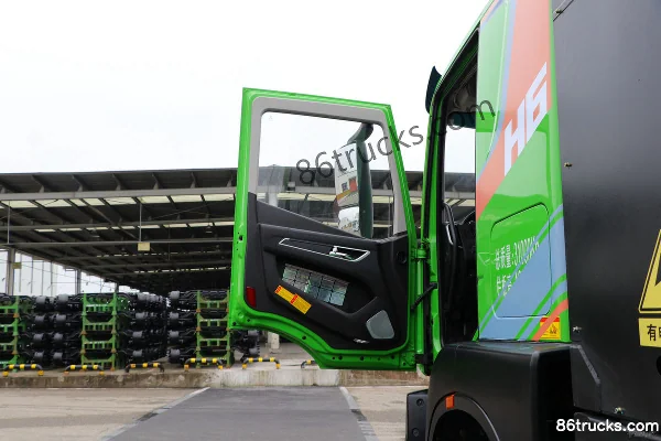 SAIC Hongyan Jiehu H6 8X4(12 roues) 5,8m camion benne à décharge de terre électrique pur (China VI) Cabine (1) | 86Trucks
