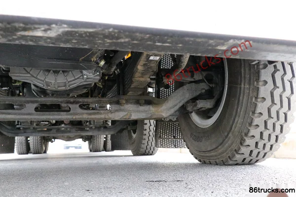 SAIC Hongyan Jiehu H6 350 hp 8X4(12 wheels) Truck-mounted Crane Chassis (3) | 86Trucks