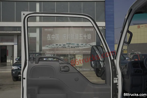 Qingling Isuzu 100P 120hp 4X2(6 wheels) 3.235m double-row flatbed light truck Cab (3) | 86Trucks