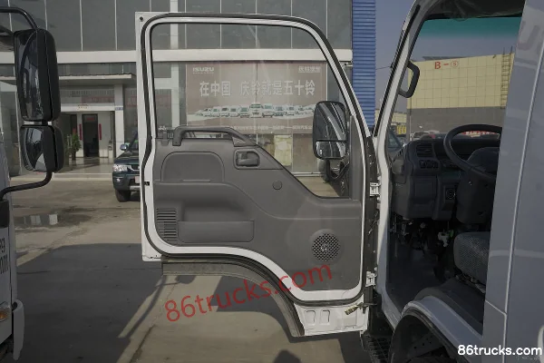 Qingling Isuzu 100P 120hp 4X2(6 wheels) 3.235m double-row flatbed light truck Cab (2) | 86Trucks