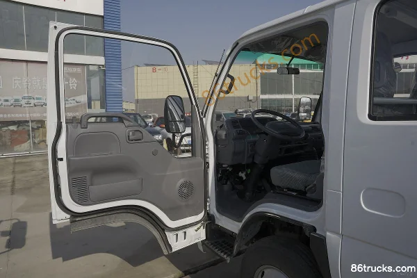 Qingling Isuzu 100P 120hp 4X2(6 wheels) 3.235m double-row flatbed light truck Cab (1) | 86Trucks