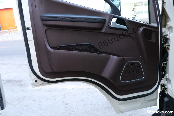 FAW Jiefang Lantu 4.5T 4.16m Single Row Hybrid Box Truck 4X2(6 wheels) Interior (2) | 86Trucks