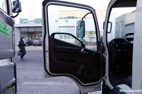 FAW Jiefang Lantu 4.5T 4.16m Single Row Hybrid Box Truck 4X2(6 wheels) Interior (1) | 86Trucks