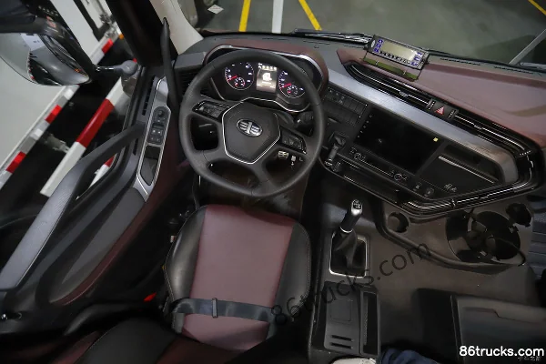FAW Jiefang New J6P Heavy Truck Pilot Edition 3.0 460 hp 8X4(12 wheels) Refrigerated Truck (China VI) (CA5320XLCP66K24L7T4E6) Cab (2) | 86Tr