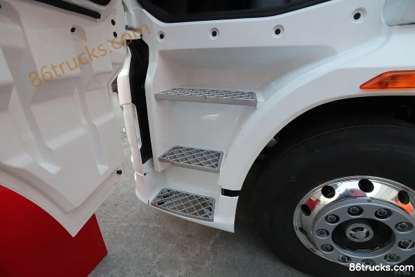 FAW Jiefang J7 Heavy Truck 6X4(10 wheels) Fuel Cell Tractor Truck Cab (3) | 86Trucks