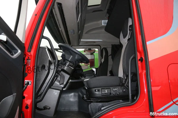 SAIC Hongyan Jiebao H6 Standard Load Edition 190 hp 4X2(6 wheels) 9.6m Van Cargo Truck (China VI) Cab (2) | 86Trucks