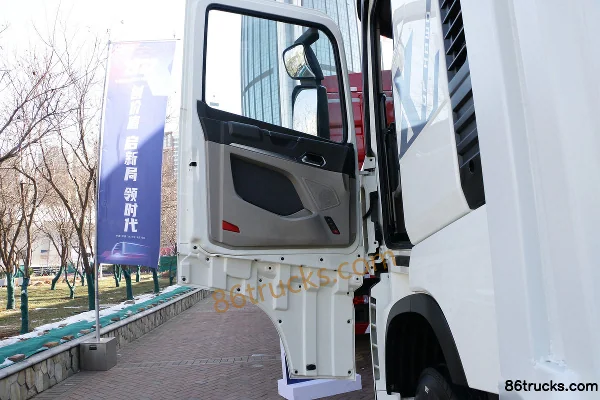 Sinotruk HOWO MAX 350 hp 6X2(8 wheels) 9.6m Box Cargo Truck (China VI) (9-speed) Cab (1) | 86Trucks