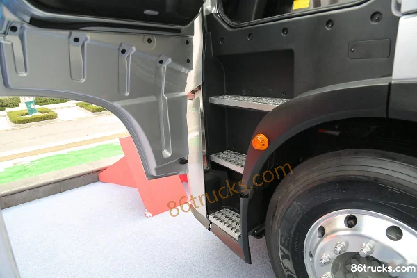 Sinotruk Yellow River X7 Heavy Truck 540hp 4X2(6 wheels) Tractor Truck (China VI) Cab (3) | 86Trucks