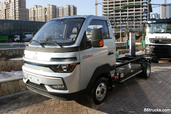Sinotruk HOWO Zhixiang Electric Flatbed Chassis 81.14kWh 4X2(6 wheels) Exterior (3) | 86Trucks