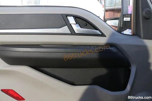 Sinotruk HOWO Zhixiang Electric Flatbed Chassis 81.14kWh 4X2(6 wheels) Interior (3) | 86Trucks