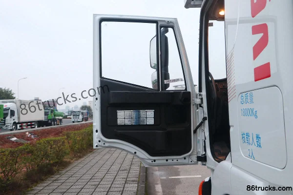 SAIC Hongyan Genlyon C6 Standard Load Edition 320 hp 4X2(6 wheels) Center Axle Vehicle Transporter (China VI) Cab (1) | 86Trucks