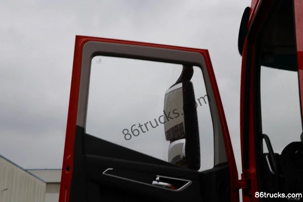 SAIC Hongyan Genlyon M500 heavy truck lightweight version 390hp 4X2(6 wheels) dangerous goods tractor truck Cab (2) | 86Trucks