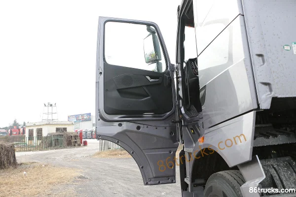 Sinotruk HOWO TH7 Heavy Truck 490 hp 8X4(12 wheels) 8.6m Stake Cargo Truck (China VI) Cab (1) | 86Trucks