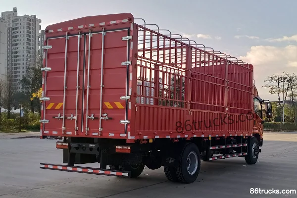 NanJun Ruijie D50 200hp 4X2(6 wheels) 6.8m crew cab stake truck medium-duty Exterior (3) | 86Trucks