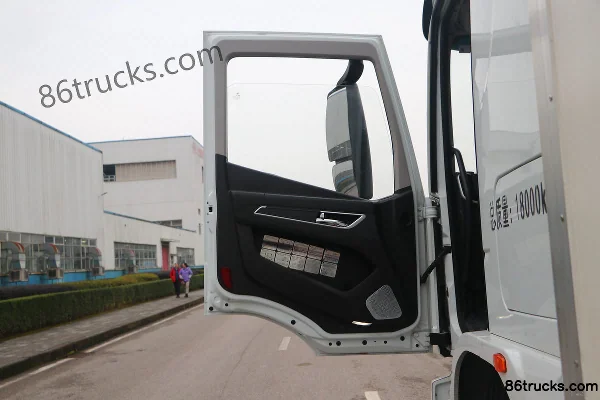 SAIC Hongyan Jiebao H6 240 hp 4X2(6 wheels) 6.8m Refrigerated Truck (China VI) Cab (1) | 86Trucks