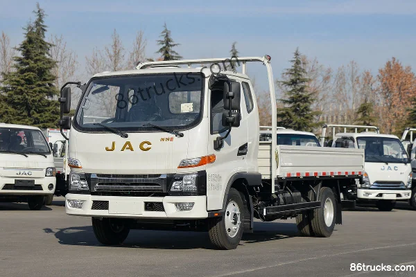 JAC Shuailing E version moyenne 136 ch 4X2(6 roues) camion léger à ridelles 3,89 m cabine avec couchette (China VI) Extérieur (3) | 86Trucks