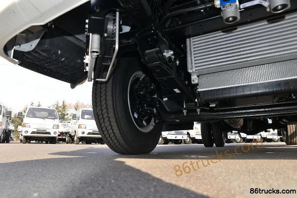 JAC Shuailing E version moyenne 136 ch 4X2(6 roues) camion léger à ridelles 3,89 m cabine avec couchette (China VI) Châssis (2) | 86Trucks