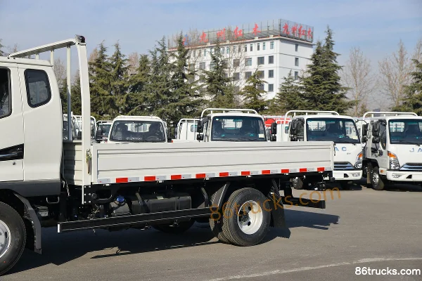 JAC Shuailing E version moyenne 136 ch 4X2(6 roues) camion léger à ridelles 3,89 m cabine avec couchette (China VI) Carrosserie (1) | 86Truc