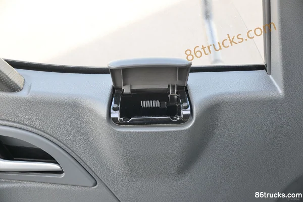 JAC Shuailing E Medium Body 150 hp 4X2(6 wheels) 4.03m Refrigerated Truck Cab (3) | 86Trucks