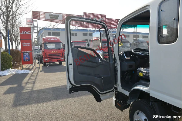 JAC Shuailing Q6 Comfort 136hp 4X2(6 wheels) 3.85m Half Row Flatbed Light Truck (China VI) Cab (1) | 86Trucks