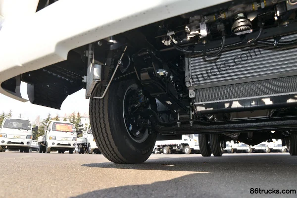 JAC Shuailing Q6 Comfort 136hp 4X2(6 wheels) 3.85m Half Row Flatbed Light Truck (China VI) Chassis (2) | 86Trucks