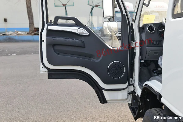 JAC Junling E5 132 hp 4X2(6 wheels) 3.37m Semi-Row Flatbed Light Truck (China VI) Cab (2) | 86Trucks