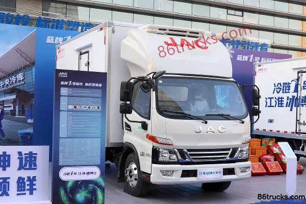 JAC Junling V6 Ice Doctor 159hp 4X2(6 wheels) 4.015m refrigerated truck (China VI) Exterior