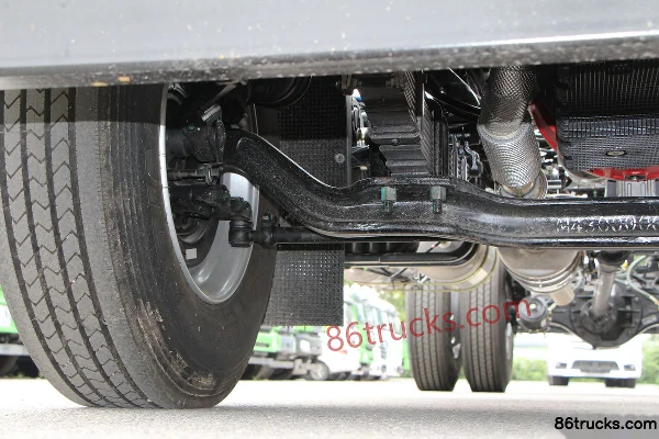 Foton Aoling Dahuangfeng Home Edition 220hp 4X2(6 wheels) 6.8m Sleeper Cab Stake Truck (China VI) Chassis (2) | 86Trucks