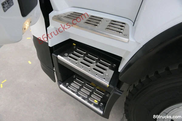 Sinotruk HOWO V5-X 270 hp 4X2(6 wheels) 9.8m wing-opening van cargo truck Cab (3) | 86Trucks