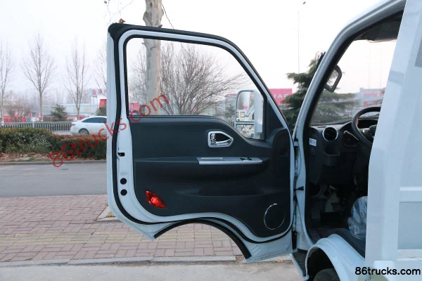 Dongfeng T5 95 hp 4X2(6 wheels) 3.4m single-row flatbed light truck (wide track) (Beijing VI) Cab (2) | 86Trucks