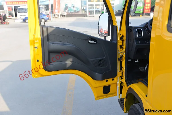 Yuejin Fuyun S80 95hp 4X2(6 wheels) 3.05m dump truck Cab (2) | 86Trucks