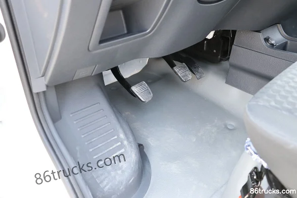 BAW Jingka T7 2.0L 133hp 4X2(6 wheels) Gasoline 2.6m Double Row Flatbed Mini Truck (China VI) Cab (2) | 86Trucks