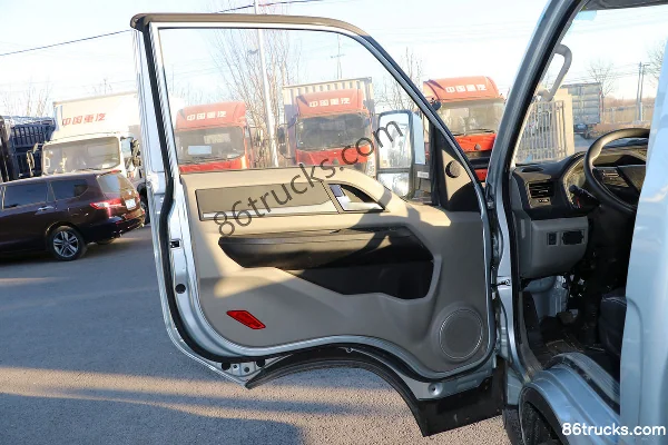 Sinotruk HOWO Xiaoshuai 130hp 4X2(6 wheels) 3.6m single-row flatbed mini truck Cab (1) | 86Trucks