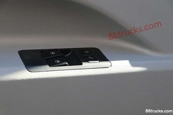 Sinotruk HOWO Zhuimeng 130 hp 4X2(6 wheels) 4.15m single-row van light truck Cab (2) | 86Trucks