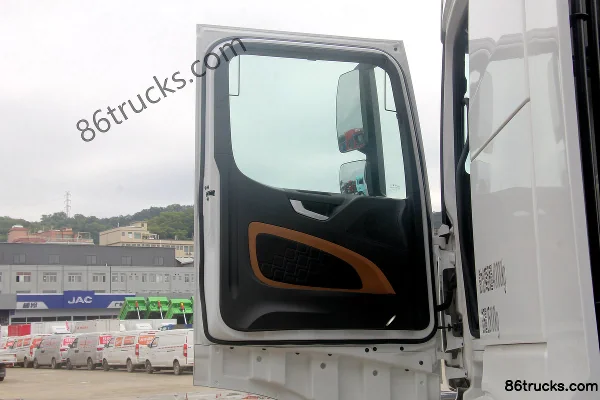 SHACMAN Delong X6000 560hp 6X4(10 wheels) AMT Automatic Tractor Truck (China VI) Cab (1) | 86Trucks