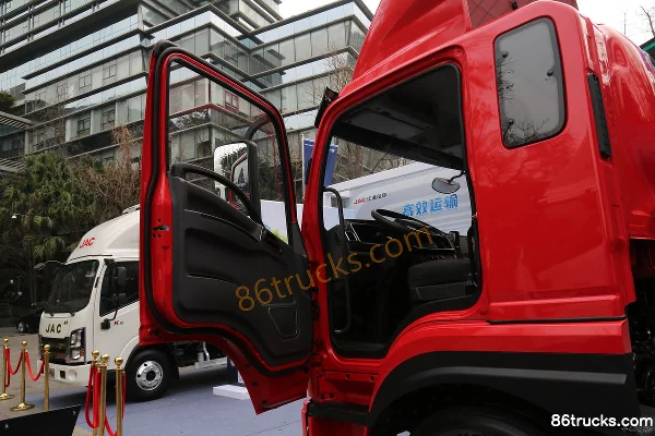 JAC Weiling K8 195 hp 4X2(6 wheels) 5.48m Row Half Stake Cargo Truck Cab (1) | 86Trucks