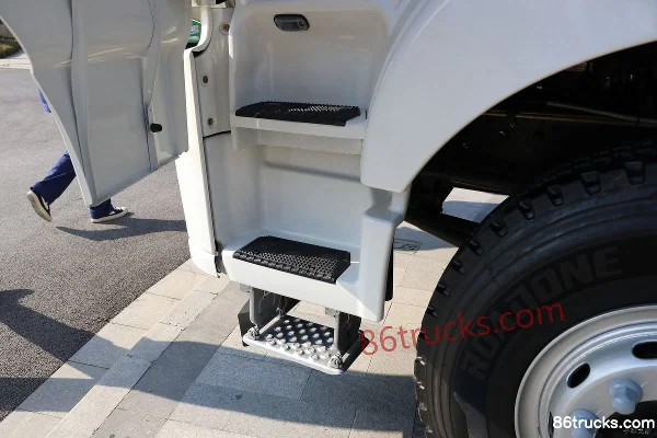 XCMG Truck E500 8X4(12 roues) 7,25 m³ camion malaxeur 100% électrique à échange de batterie Cabine (3) | 86Trucks