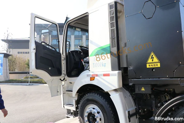 XCMG Truck E500 8X4(12 roues) 7,25 m³ camion malaxeur 100% électrique à échange de batterie Cabine (2) | 86Trucks