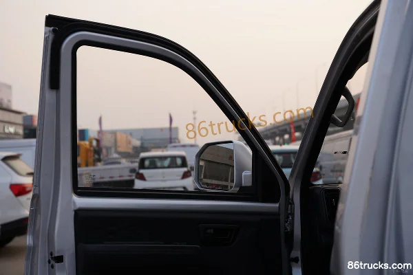 Dongfeng D71PLUS LV1 1.6L 122 hp 4X2(6 wheels) Gasoline 3.7m Single Row Stake Micro Truck (China VI) Cab (3) | 86Trucks