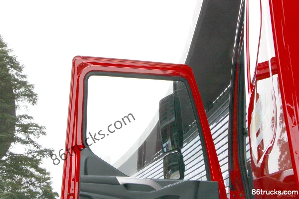Dongfeng Liuqi New Chenglong M3 6.9L Diesel 350 hp 6X4(10 wheels) Fast Gear 12-speed 5.2m Dump Truck Cab (2) | 86Trucks
