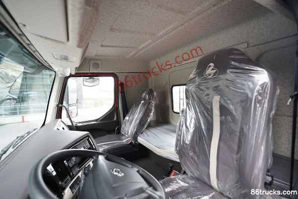 Dongfeng Liuqi Chenglong H5 300hp 6X4(10 wheels) 8.15m Truck-Mounted Crane (SANY Palfinger) Cab (3) | 86Trucks