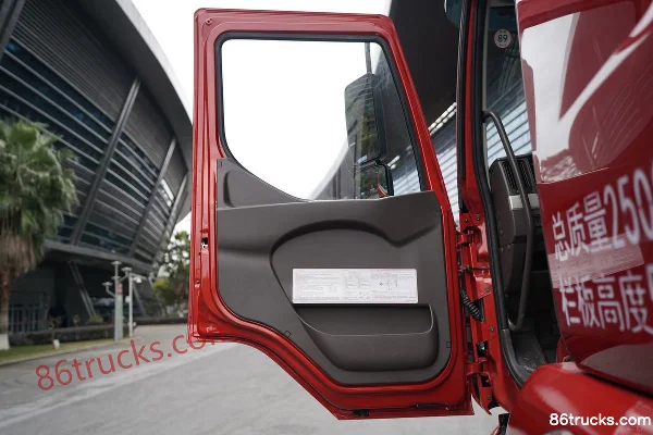 Dongfeng Liuqi Chenglong H5 300hp 6X4(10 wheels) 8.15m Truck-Mounted Crane (SANY Palfinger) Cab (1) | 86Trucks