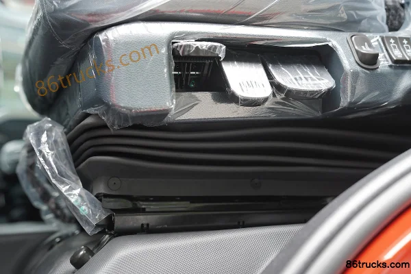 Dongfeng Liuqi Chenglong H5 Ultra-Light Edition 460 hp 6X4(10 wheels) AMT Automatic Tractor Truck (China VI) Cab (3) | 86Trucks